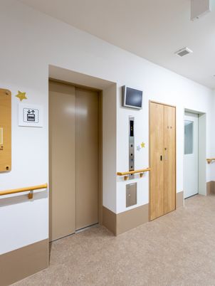 静かな廊下のエントランス