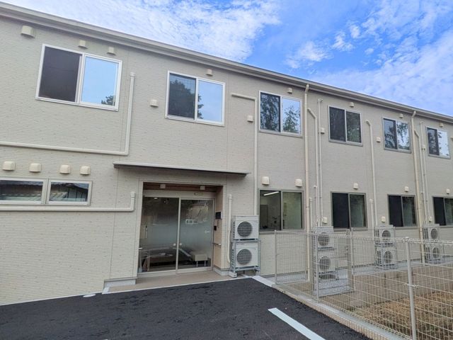 明るい雰囲気の建物 外観 シンプルかつ機能的な建物外観です。自然光がたっぷり差し込む設計となっています。