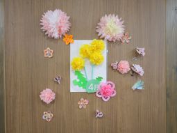 手作りの飾りがある掲示物