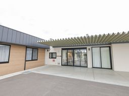 シンプルな建物の外観