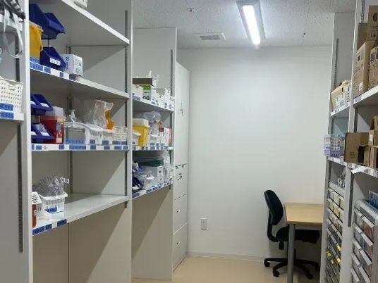 備品棚のある収納室  