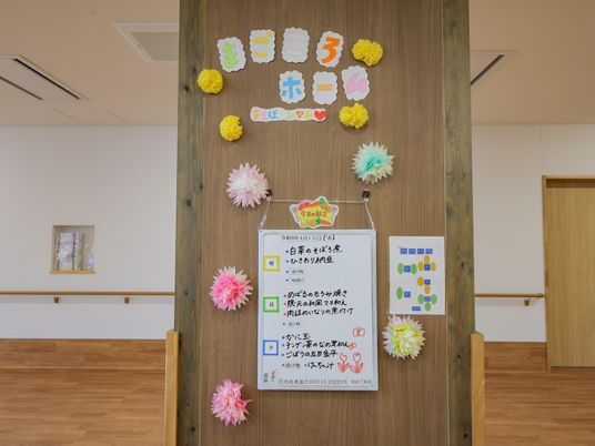 掲示物がある廊下