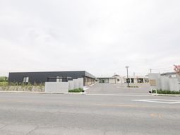 広い駐車場と建物