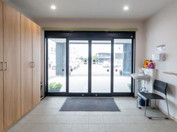 広い出入口の場所