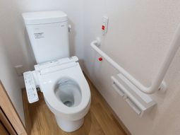 手すり付きの設備トイレ  