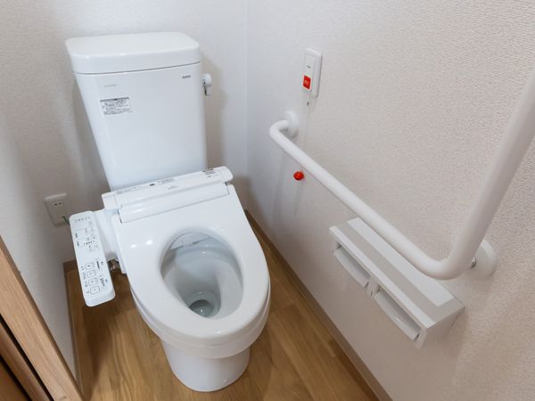 手すり付きの設備トイレ  