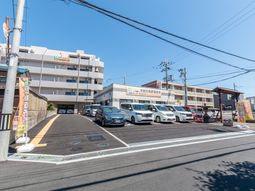 施設外観と駐車場  