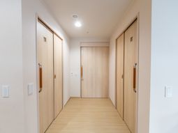 明るい廊下の個室前  