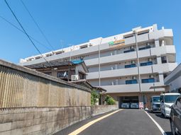 建物外観と駐車場  