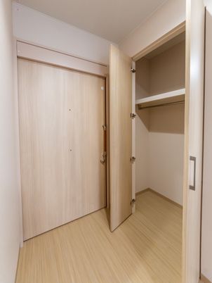 明るい居室の収納  