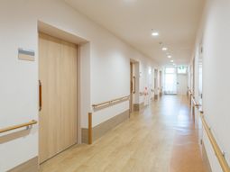 手すり付きの廊下  