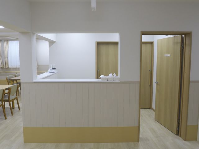 白壁の居室入口