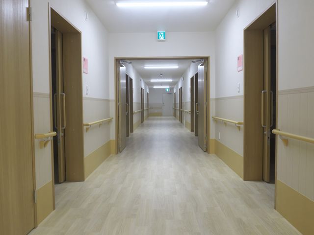 手すり付きの廊下 廊下 広い廊下は手すりが完備され、移動の安全性を確保しています。快適な通路です。