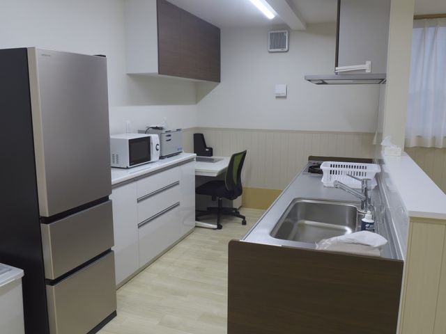 使いやすいキッチン キッチン 整然とした調理スペースで、必要な設備が完備されています。快適に使用できるレイアウトです。