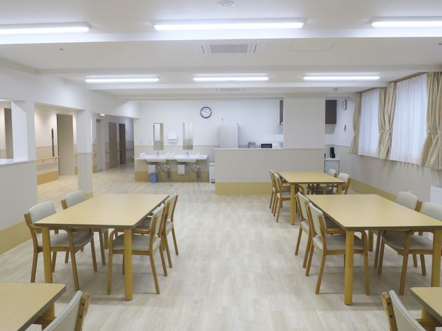 広々としたダイニング ダイニングルーム 広々としたダイニングでは、自然光が差し込み、明るい雰囲気の中で食事が楽しめます。