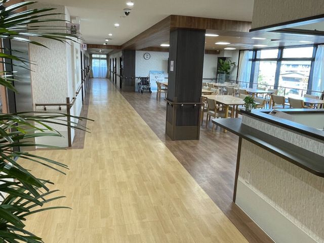 明るい廊下とダイニング 廊下 自然光がたっぷり差し込む、開放的で明るい空間です。職員も快適に働ける環境となっています。