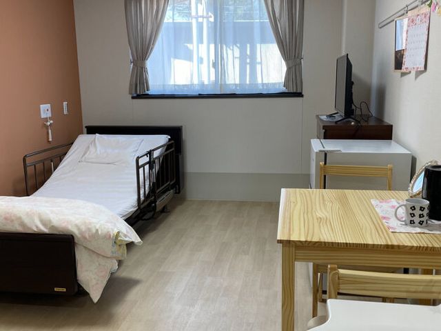 広々とした居室 居室 明るい光が差し込む広々とした空間には、快適に過ごすための設備が整っています。
