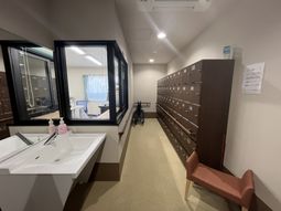 洗面台のある廊下  