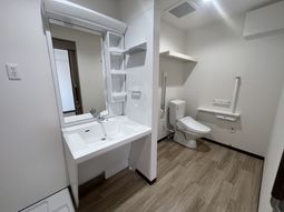手すり付きトイレと洗面台  