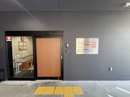 施設のエントランス  