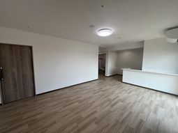 明るい広々居室  