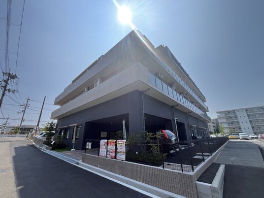 日差しが強い外観  