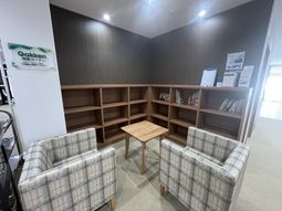 本棚のある休憩室  