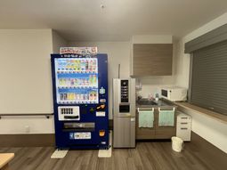 飲料機と洗面台のある休憩室  