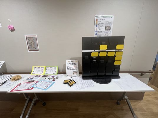 掲示物のある受付台  