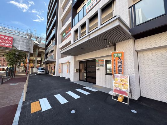 建物正面の外観  
