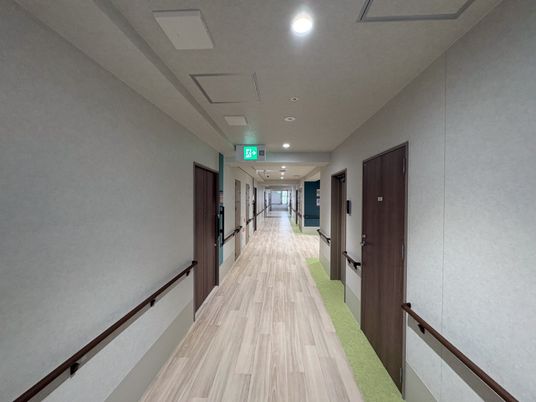 手すり付き廊下  