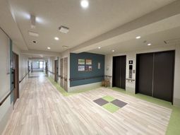 明るい廊下とエレベーター  