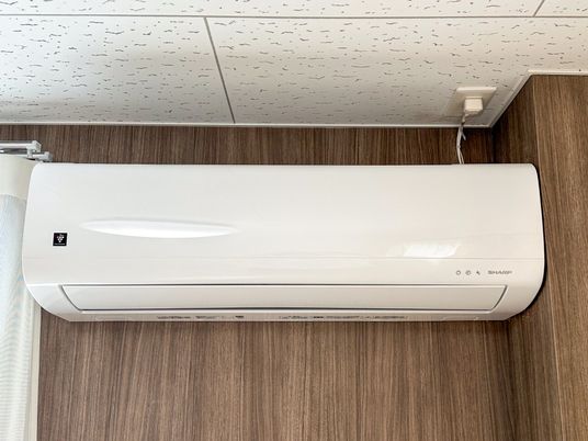 白いエアコンの壁面