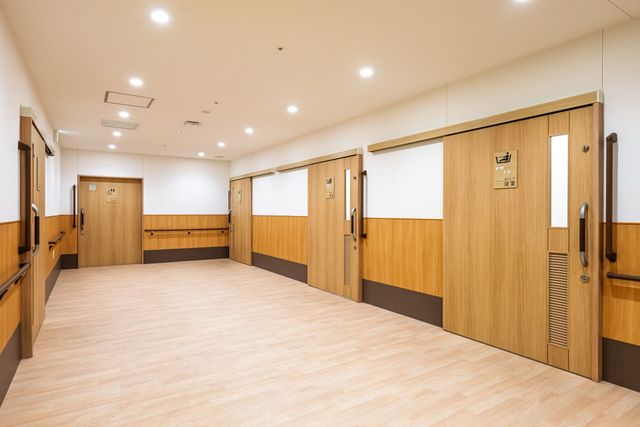 明るい木目調の廊下 廊下 温かみのある木目調のデザインで整えられた明るい廊下です。安全な手すりも完備しています。