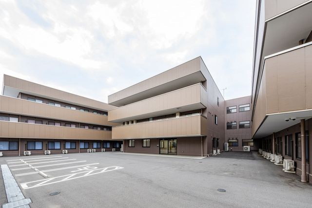 広々とした中庭 外観 建物はモダンなデザインで、広々とした中庭がありリラックスできる環境です。