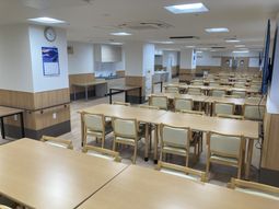 広く整然とした食堂