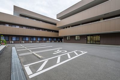 駐車場のある建物外観