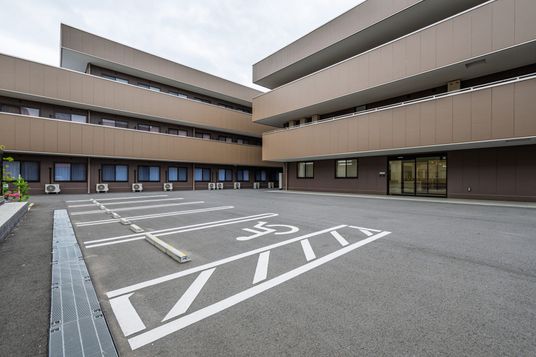 駐車場のある建物外観