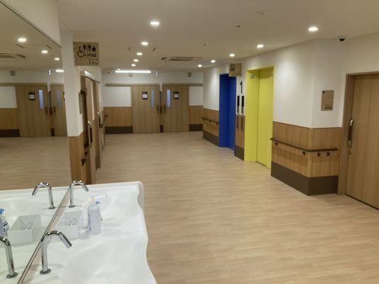 明るい色調の廊下