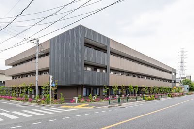 モダンな施設の外観