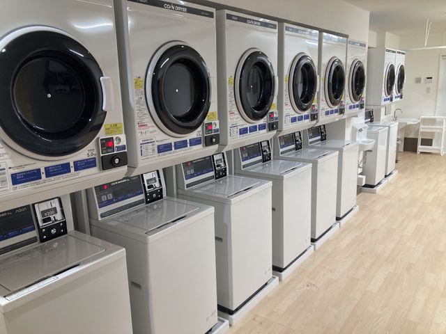 ランドリー設備 コインランドリー 広々としたランドリー設備で、多くの洗濯機が揃っています。便利に自分のペースで洗濯可能です。