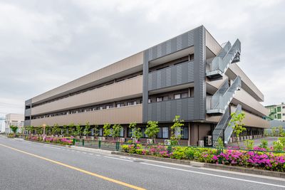 青空の下の建物外観