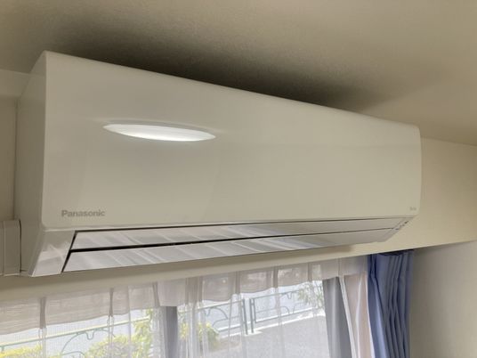 壁に設置された空調