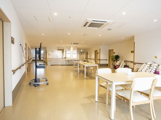 明るい廊下とラウンジ