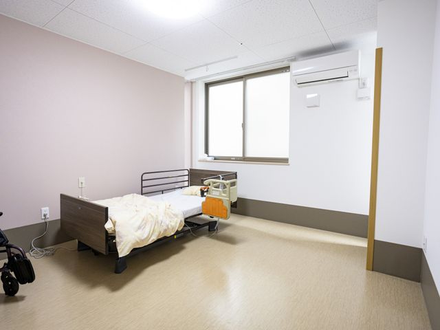 シンプルな居室 居室 ベッドと車椅子が設置された居室は、明るくシンプルな空間で快適に過ごせます。