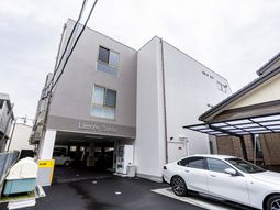 白い建物の外観