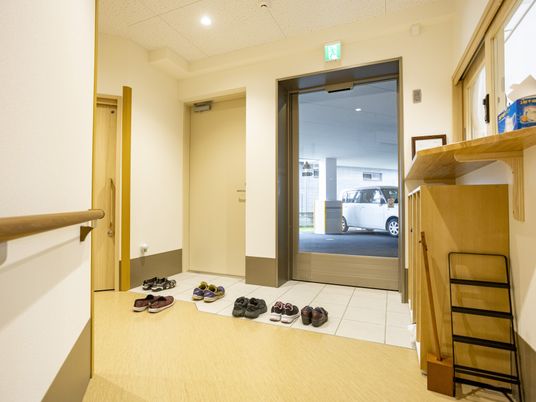 出入口のある廊下