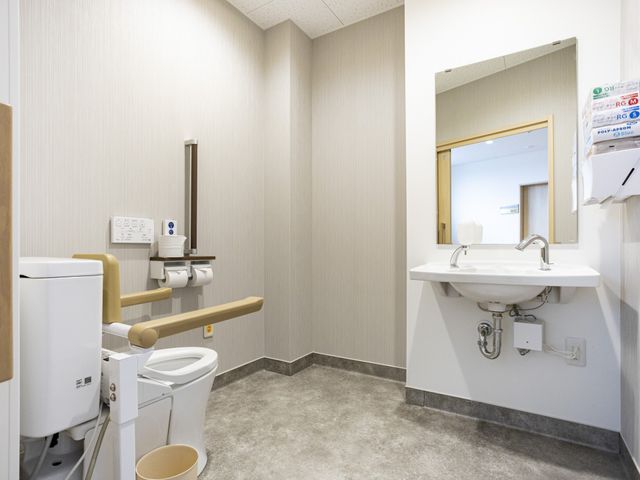 バリアフリートイレ トイレ 広々としたトイレは、手すりがしっかり備わっており、安全にご利用いただけます。