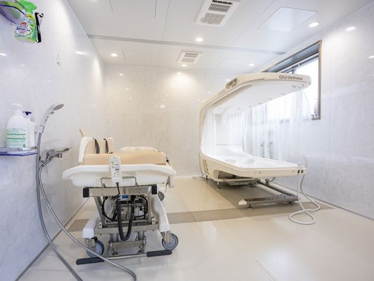 白い機材の浴室