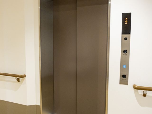 エレベーター エレベーター 車椅子でも簡単に乗れる広めのエレベーターです。手すりで移動が安心です。